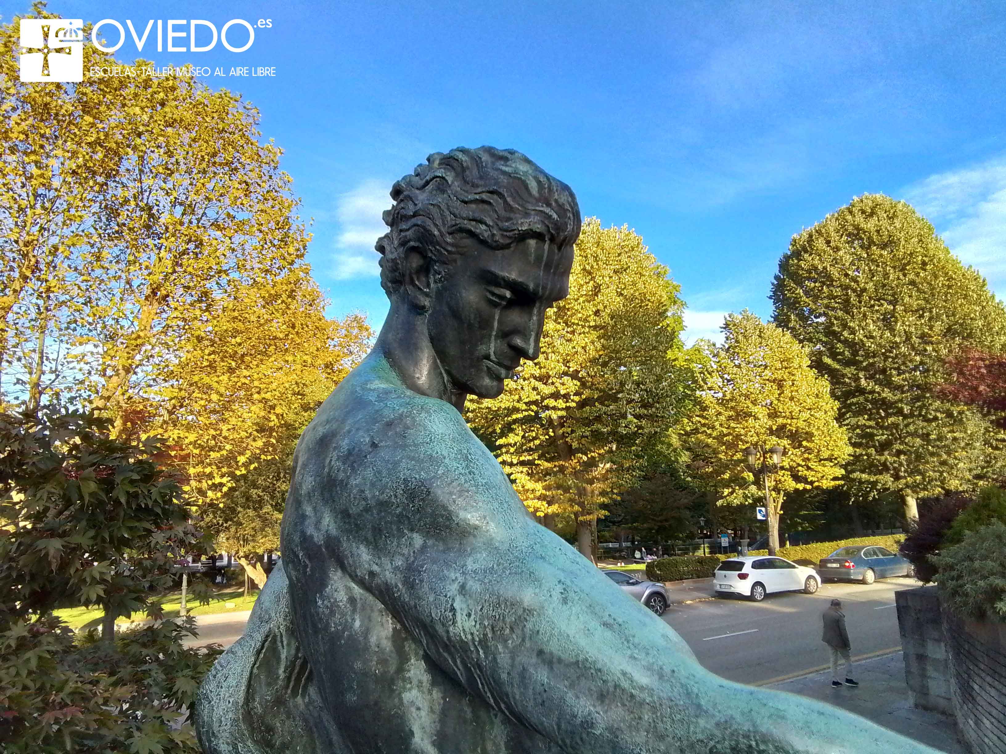 Escultura Neptuno sobre delfín
